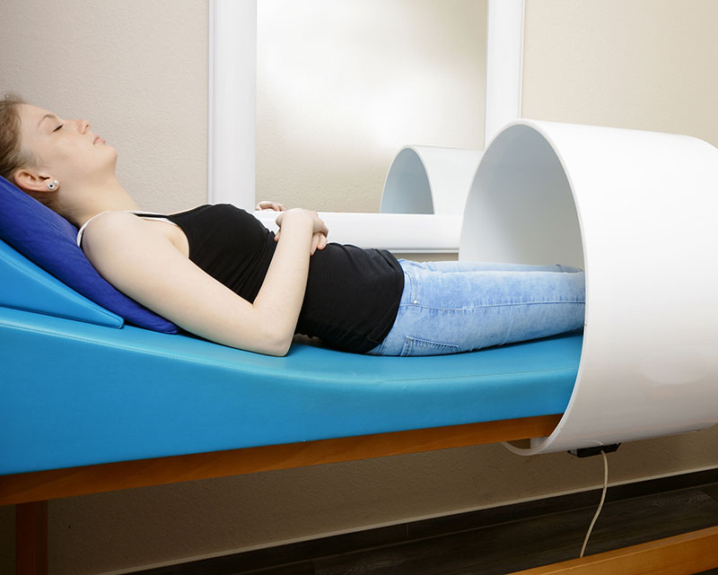 magnetfeldtherapie Patientin auf Liege Magnetresonanzgerät